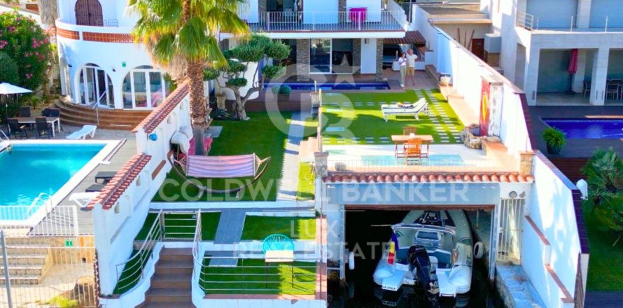 Villa in Empuriabrava, Girona, Spain 4 bedrooms, 370 sq.m. No. 160297