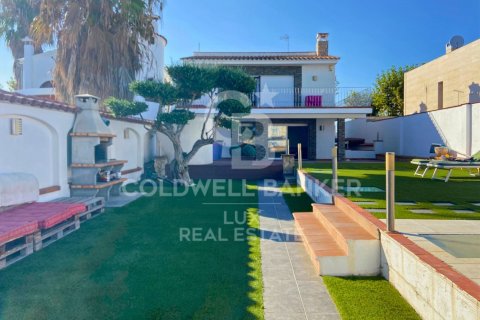 Villa for sale in Empuriabrava, Girona, Spain 4 bedrooms, 370 sq.m. No. 160297 - photo 2