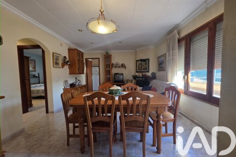 Townhouse for sale in Albesa, Lleida, Spain 4 bedrooms, 186 sq.m. No. 185490 - photo 2