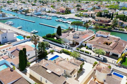 Dom w Empuriabrava, Girona, Hiszpania 5 sypialni, 279 mkw. nr 160170 – zdjęcie 4