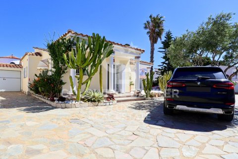 Dom w Empuriabrava, Girona, Hiszpania 5 sypialni, 279 mkw. nr 160170 – zdjęcie 3