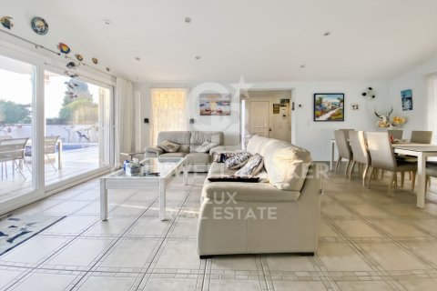 House for sale in Empuriabrava, Girona, Spain 5 bedrooms, 279 sq.m. No. 160170 - photo 12