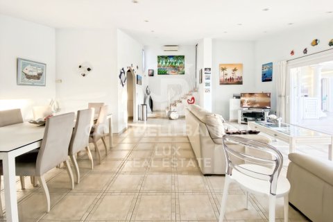 Dom w Empuriabrava, Girona, Hiszpania 5 sypialni, 279 mkw. nr 160170 – zdjęcie 9