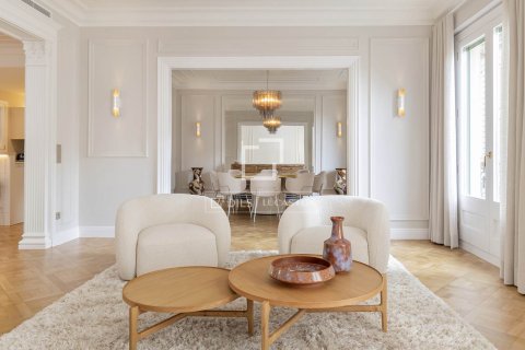 Продажа квартиры в Барселона, Испания 3 спальни, 245м2 №150770 - фото 5