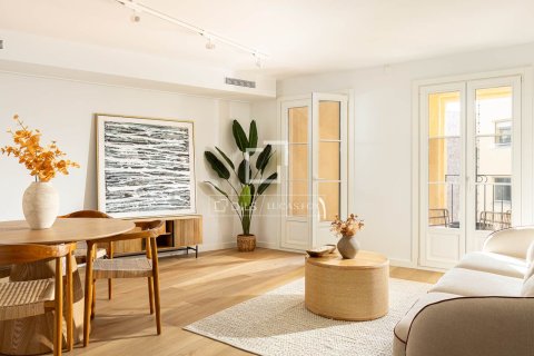 Продажа квартиры в Барселона, Испания 3 спальни, 120м2 №150773 - фото 3