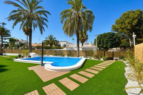 Villetta a schiera in vendita a Punta Prima, Alicante, Spagna 4 camere da letto, 104 mq. N° 195980 - foto 13