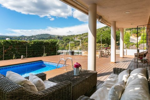 Villa for sale in Teia, Barcelona, Spain 6 bedrooms, 354 sq.m. No. 150514 - photo 2