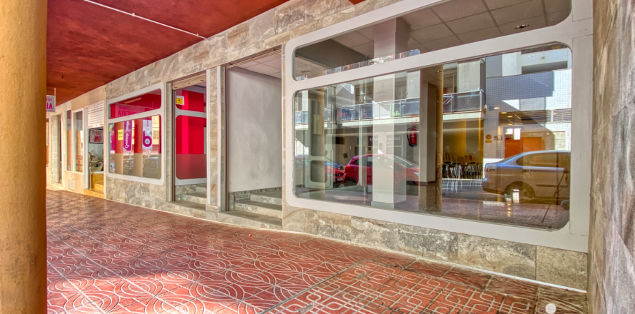 Commercial property in Benidorm, Alicante, Spain 8 bedrooms, 1594 sq.m. No. 154136