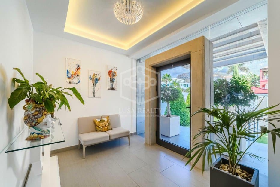 Villa in Adeje, Tenerife, Spain 5 bedrooms, 528 sq.m. No. 146725