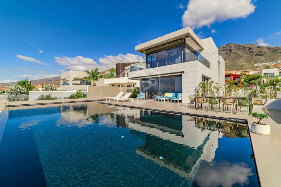Villa in Adeje, Tenerife, Spain 5 bedrooms, 528 sq.m. No. 146725