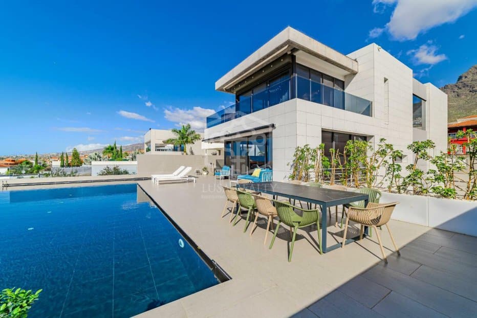 Villa in Adeje, Tenerife, Spain 5 bedrooms, 528 sq.m. No. 146725