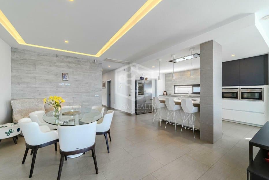 Villa in Adeje, Tenerife, Spain 5 bedrooms, 528 sq.m. No. 146725