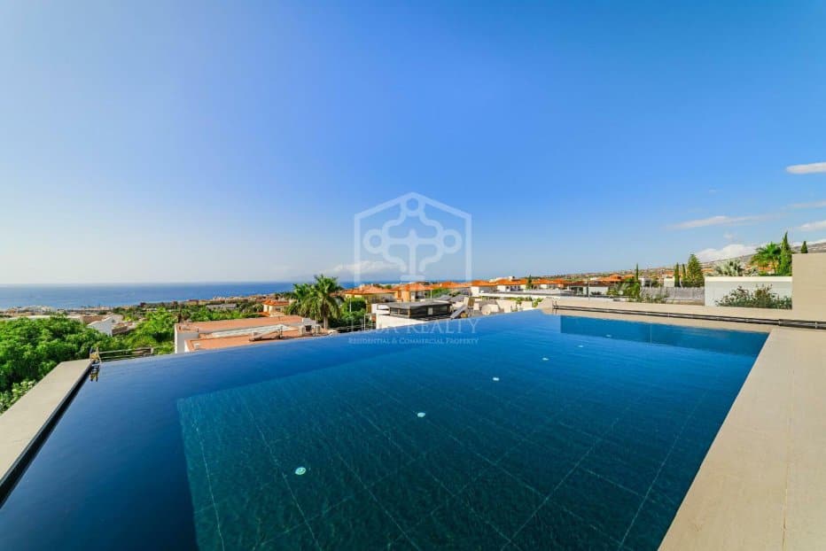 Villa in Adeje, Tenerife, Spain 5 bedrooms, 528 sq.m. No. 146725
