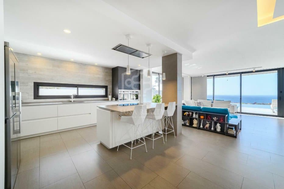 Villa in Adeje, Tenerife, Spain 5 bedrooms, 528 sq.m. No. 146725