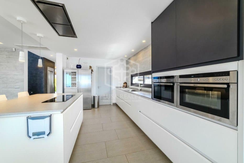 Villa in Adeje, Tenerife, Spain 5 bedrooms, 528 sq.m. No. 146725