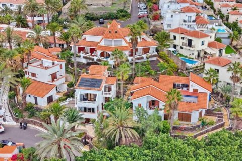 Commercial property for sale in Arona, Tenerife, Spain 27 bedrooms, 1656 sq.m. No. 146724 - photo 1