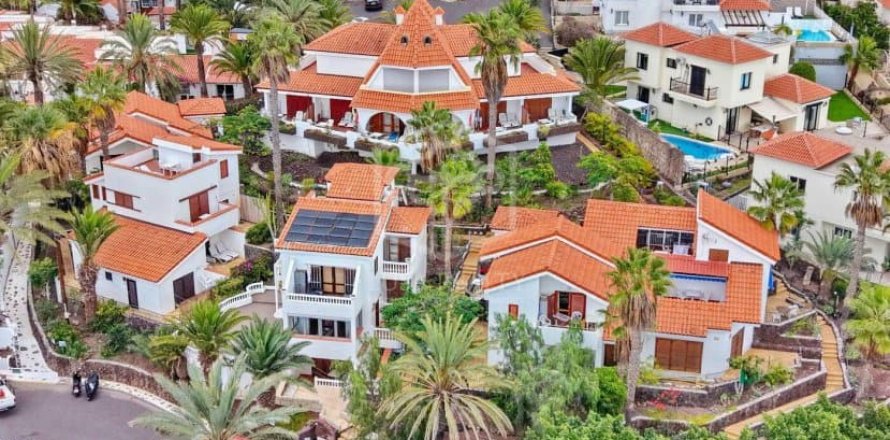 Commercial property in Arona, Tenerife, Spain 27 bedrooms, 1656 sq.m. No. 146724