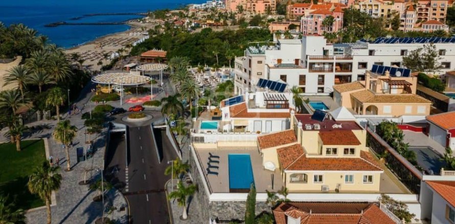 Villa in Adeje, Tenerife, Spain 4 bedrooms, 320 sq.m. No. 146723