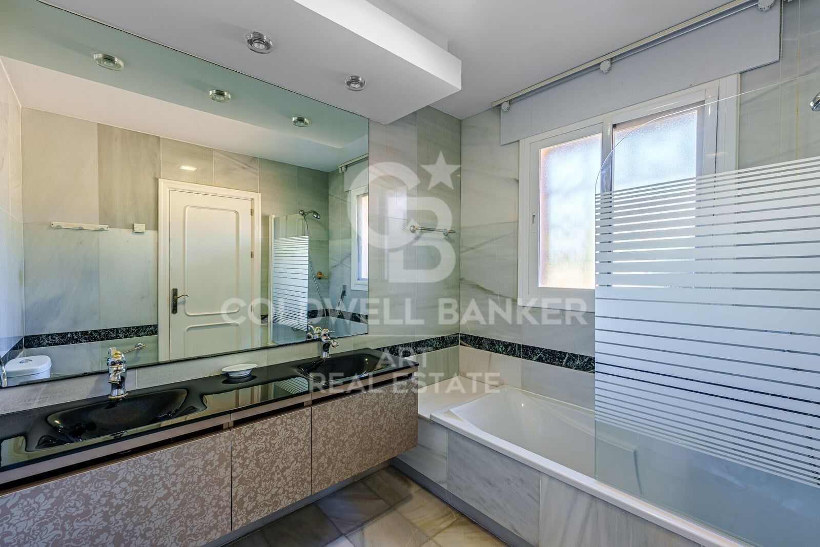 Villa i Estepona, Malaga, Spanien 9 sovrum, 735 kvm. Nr. 179031