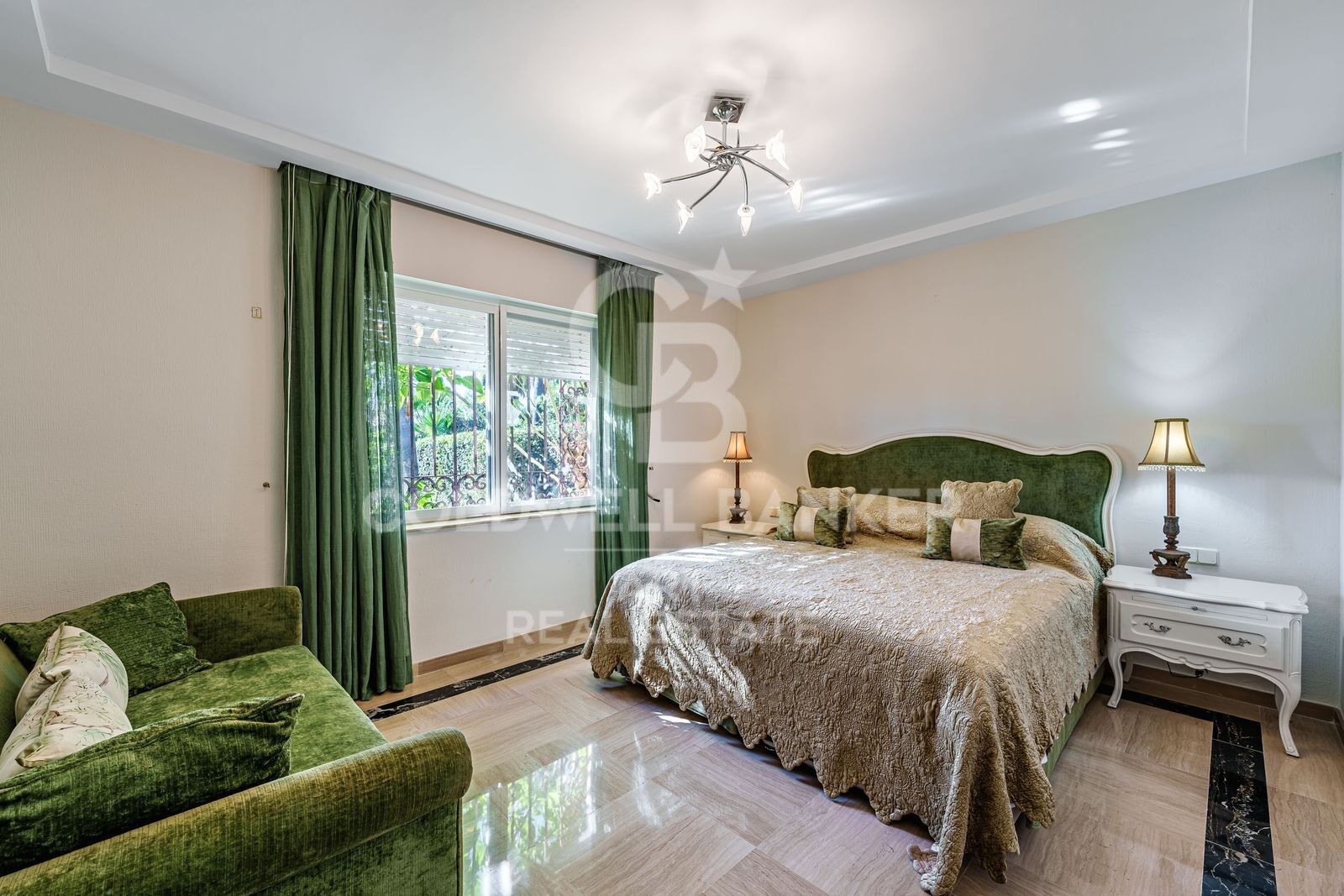 Villa i Estepona, Malaga, Spanien 9 sovrum, 735 kvm. Nr. 179031