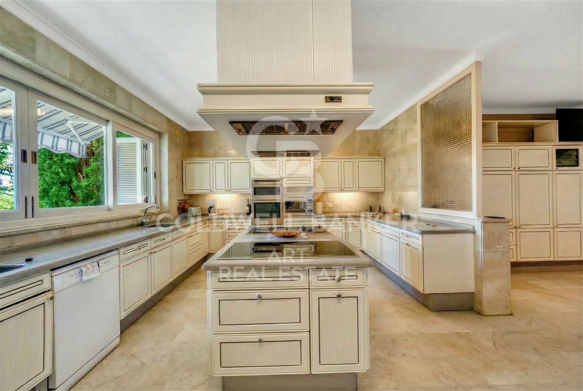 Dom w Marbella, Malaga, Hiszpania 10 sypialni, 2600 mkw. nr 179032