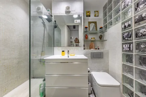 Apartment for sale in Barcelona, Spain 1 bedroom, 79 sq.m. No. 167015 - photo 6