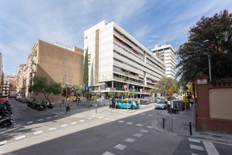 Office for sale in Barcelona, Spain 1 bedroom, 106 sq.m. No. 167132 - photo 3