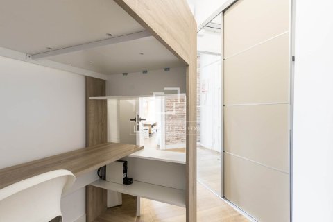 Apartment for sale in Barcelona, Spain 3 bedrooms, 95 sq.m. No. 167971 - photo 17
