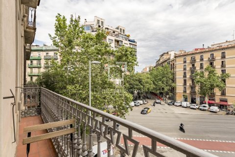 Apartment for sale in Barcelona, Spain 3 bedrooms, 95 sq.m. No. 167971 - photo 6