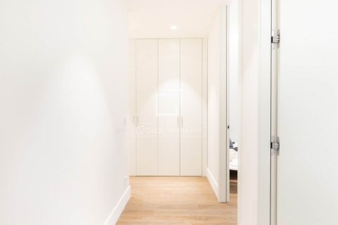 Apartment for sale in Barcelona, Spain 3 bedrooms, 148 sq.m. No. 167972 - photo 16