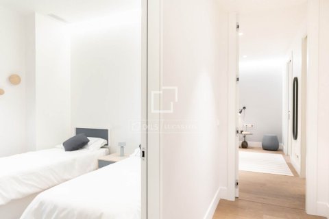 Apartment for sale in Barcelona, Spain 3 bedrooms, 148 sq.m. No. 167972 - photo 17