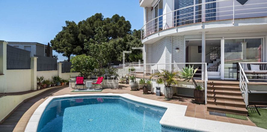 Villa à Castelldefels, Barcelona, Espagne 5 chambres, 260 m2 No. 167970