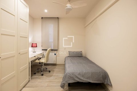 Apartment for sale in Barcelona, Spain 3 bedrooms, 138 sq.m. No. 167968 - photo 14