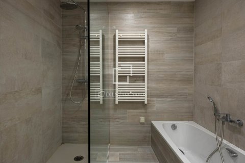 Apartment for sale in Barcelona, Spain 3 bedrooms, 138 sq.m. No. 167968 - photo 18
