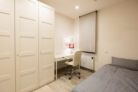 Apartment for sale in Barcelona, Spain 3 bedrooms, 138 sq.m. No. 167968 - photo 15