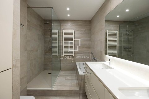 Apartment for sale in Barcelona, Spain 3 bedrooms, 138 sq.m. No. 167968 - photo 12