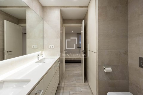 Apartment for sale in Barcelona, Spain 3 bedrooms, 138 sq.m. No. 167968 - photo 13