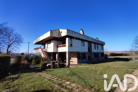 Продажа дома в Вегуэллина де Орбиго, Леон, Испания 6 спален, 949м2 №173247 - фото 3