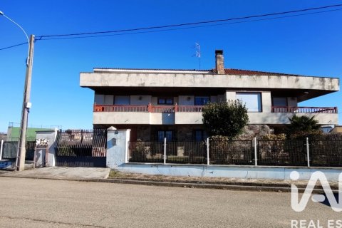 Продажа дома в Вегуэллина де Орбиго, Леон, Испания 6 спален, 949м2 №173247 - фото 2