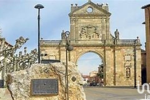 House for sale in Sahagun, Leon, Spain 4 bedrooms, 206 sq.m. No. 186114 - photo 16