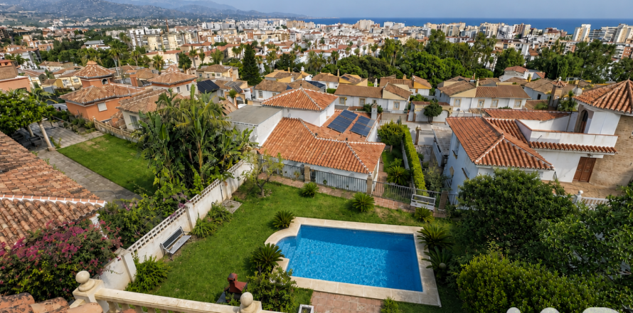 House à Torre del Mar, Malaga, Espagne 4 chambres, 240 m2 No. 195113