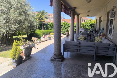 Lägenhet i Santovenia de Pisuerga, Valladolid, Spanien 5 sovrum, 600 kvm. Nr. 195851
