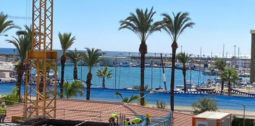 Apartment in Torrevieja, Alicante, Spain 4 bedrooms, 142 sq.m. No. 165644