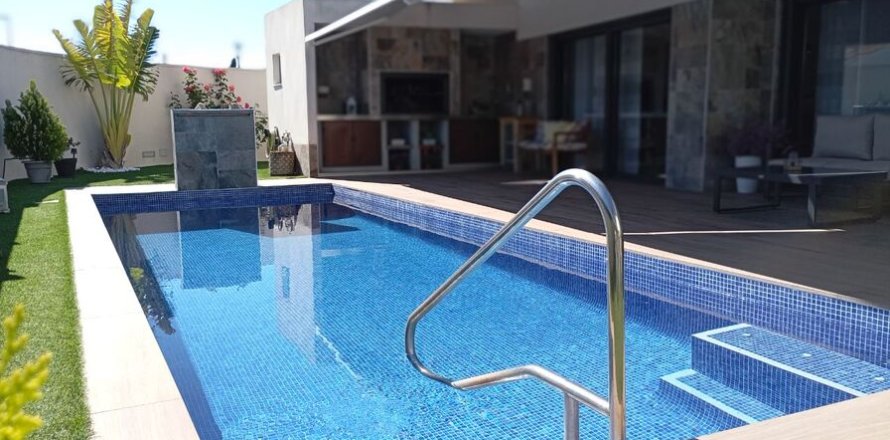 Villa in Daya Nueva, Alicante, Spain 3 bedrooms, 200 sq.m. No. 189599
