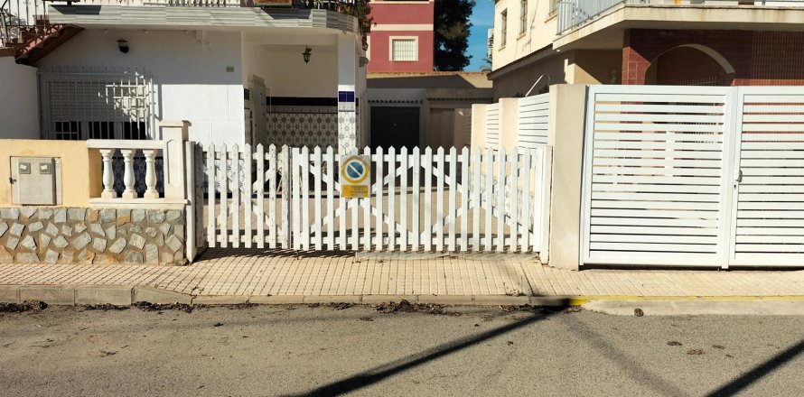 Villetta a schiera a Torre de la Horadada, Alicante, Spagna 5 camere da letto, 125 mq. N° 155617