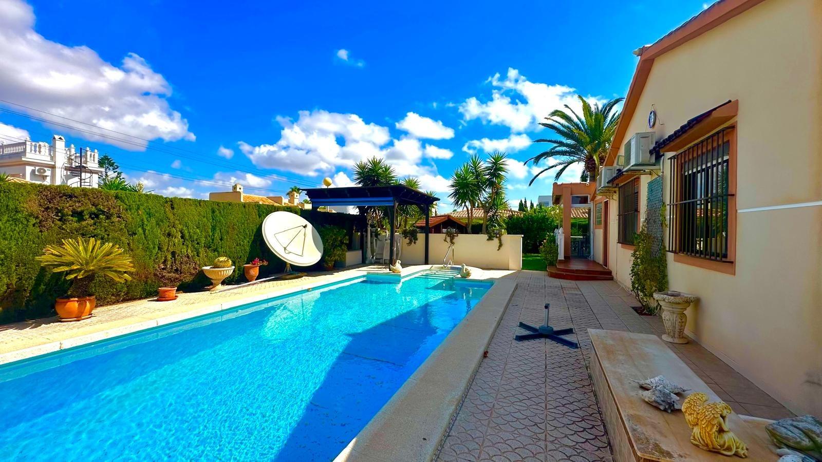 Villa in Cabo Roig, Alicante, Spain 3 bedrooms, 141 sq.m. No. 155692