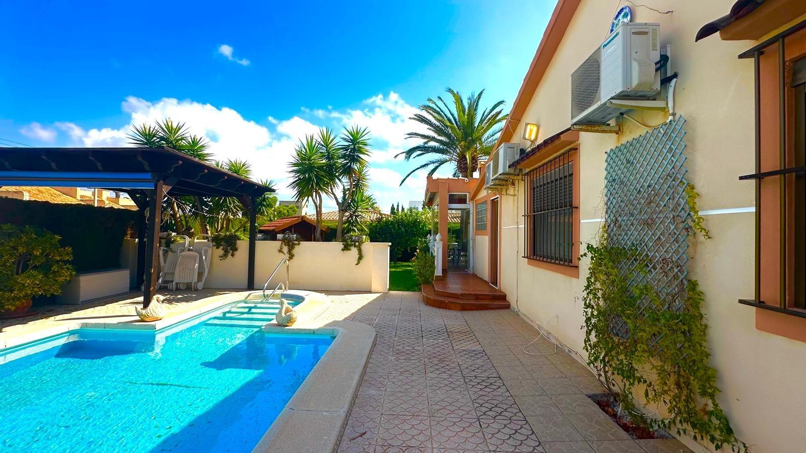Villa in Cabo Roig, Alicante, Spain 3 bedrooms, 141 sq.m. No. 155692