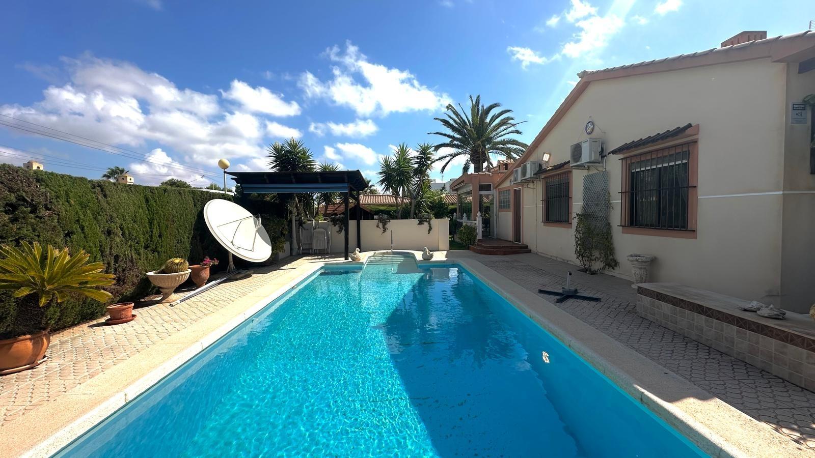 Villa in Cabo Roig, Alicante, Spain 3 bedrooms, 141 sq.m. No. 155692