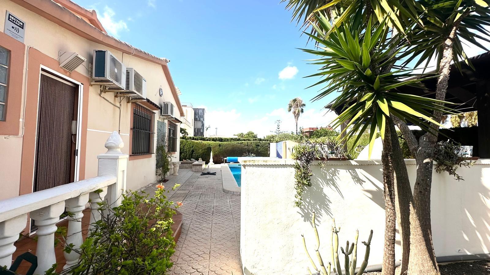 Villa in Cabo Roig, Alicante, Spain 3 bedrooms, 141 sq.m. No. 155692