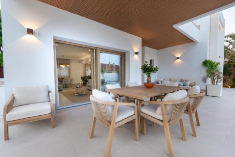 Villa for sale in Alicante, Spain 4 bedrooms, 227 sq.m. No. 148900 - photo 17